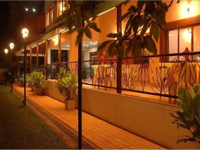 Hotel Woodland コールハープル エクステリア 写真