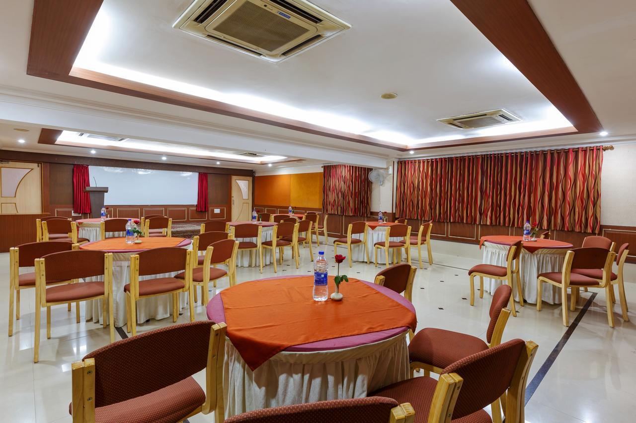 Hotel Woodland コールハープル エクステリア 写真