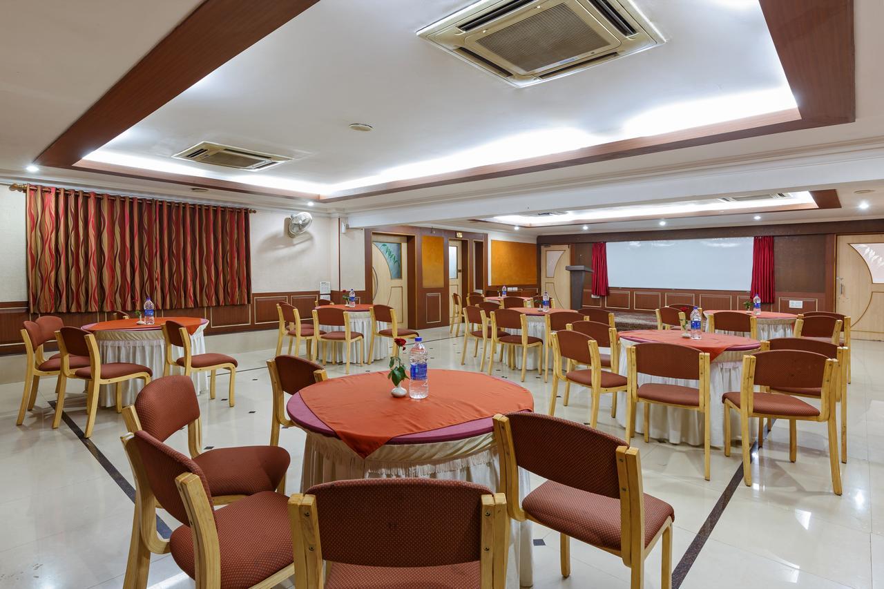 Hotel Woodland コールハープル エクステリア 写真