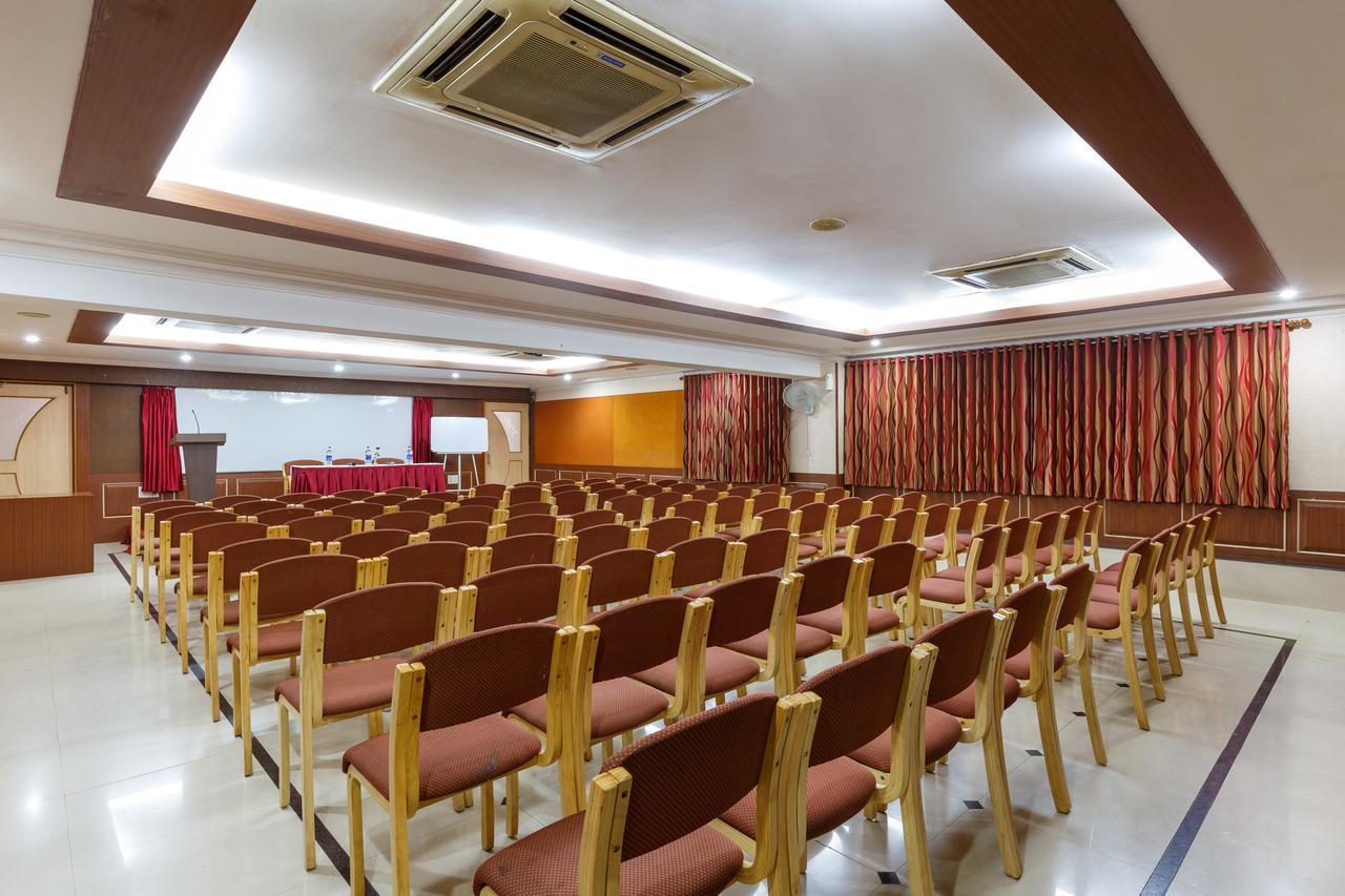 Hotel Woodland コールハープル エクステリア 写真